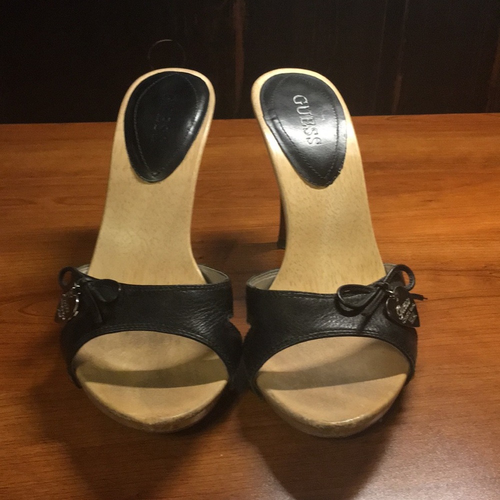 Guess black leather wood pumps heels